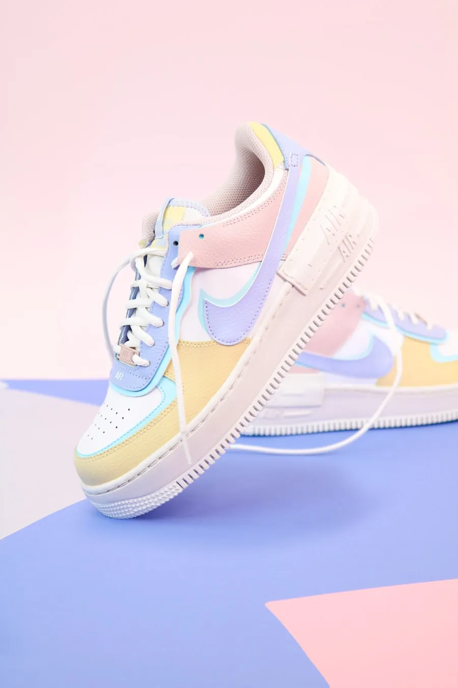 Zapatilla deportiva sobre un fondo de color, como producto de una tienda online