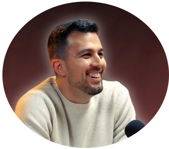 Imagen de Fuera de Puja: Santiago Pardilla ante el micrófono del pódcast